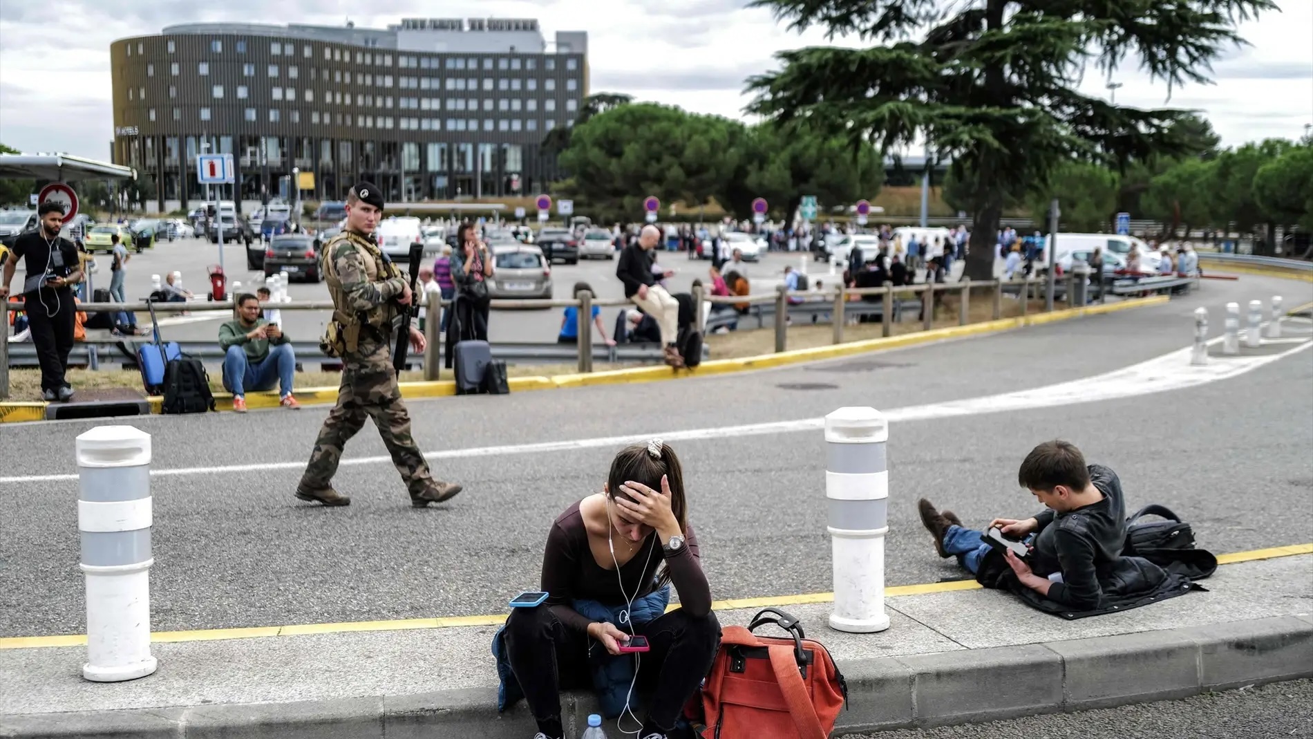 Evacuan 8 aeropuertos de Francia por amenazas de bomba y ataques terroristas
