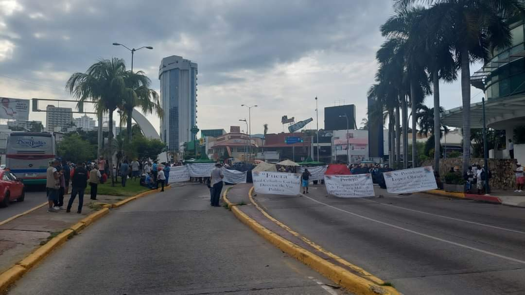 Bloqueo en la glorieta de la Diana Cazadora por prestadores de servicios turísticos