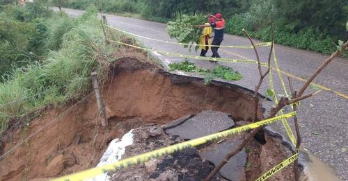 Socavón de cuatro metros afecta tramo carretero entre Ometepec y San Juan de Los Llanos