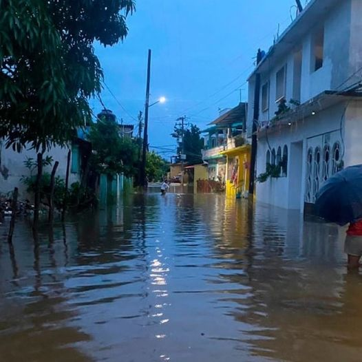 Desbordamiento del río Coyuca de Benítez obliga a la evacuación de comunidades en la Costa Grande