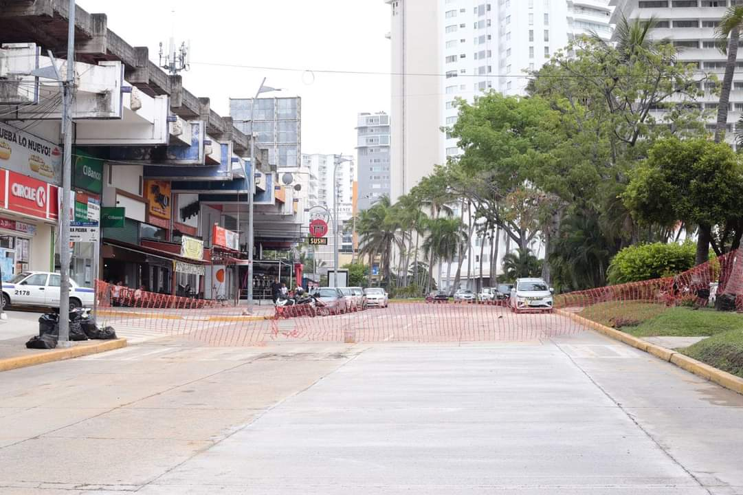 Reabren carril en la costera Miguel Alemán tras reparación de tuberías