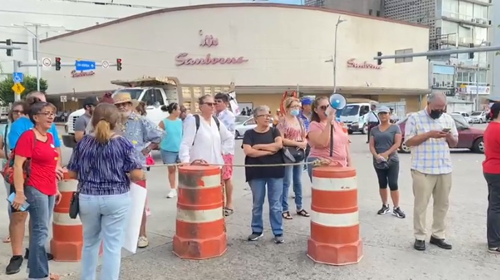 Vecinos de caleta exigen suministro de agua y protestan contra hospital del ISSSTE en el CIA