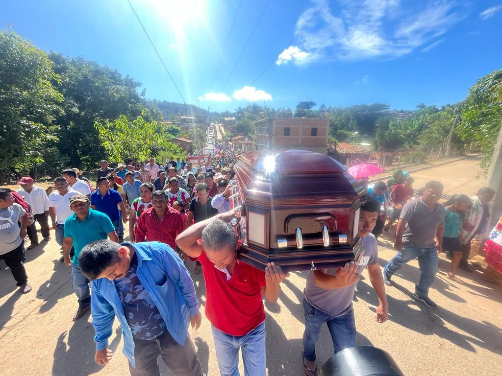 Autodefensas y comunidad rinden homenaje a líder asesinado en Guerrero