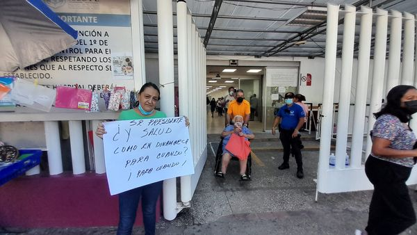 Derechohabientes del ISSSTE protestan por falta de servicios y medicamentos