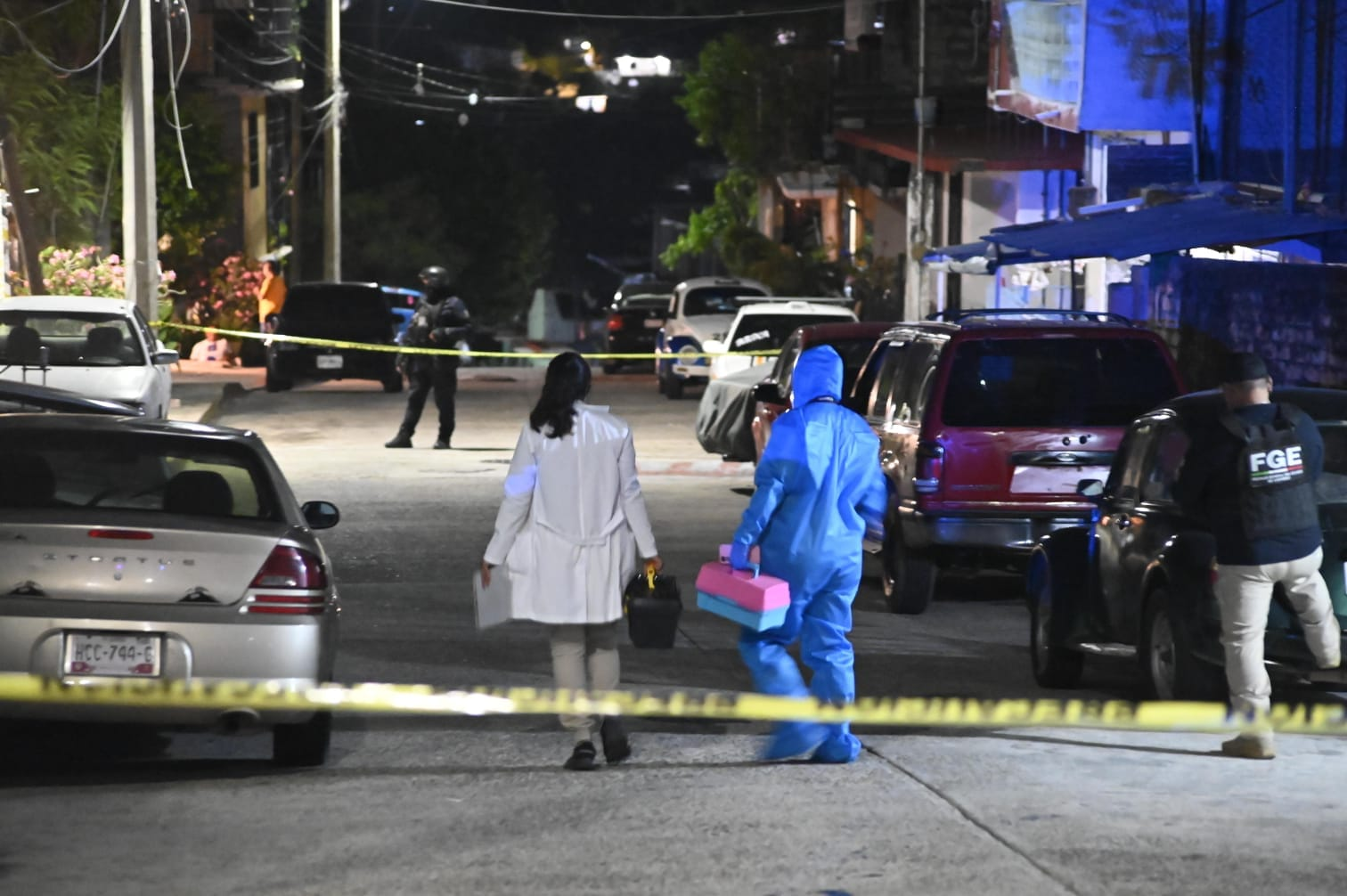 Trágico hallazgo en la colonia Los Lirios, hombre muerto a balazos en una camioneta roja