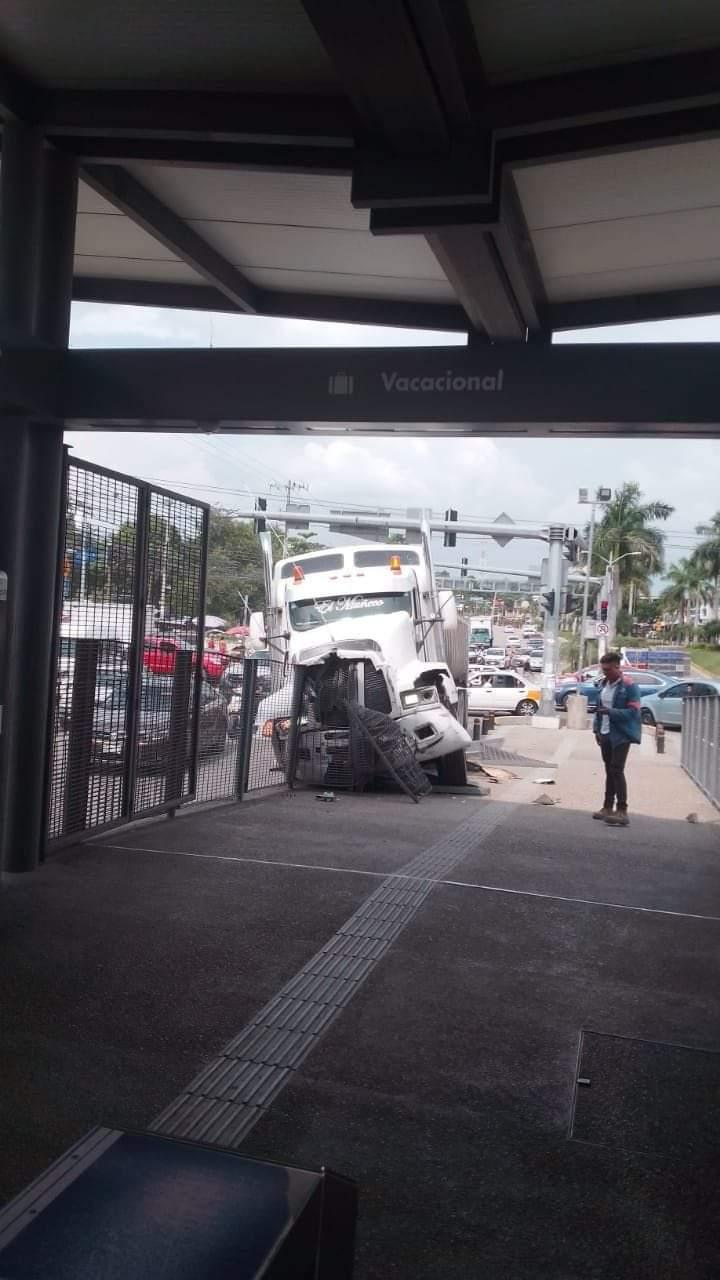 Camión pesado impacta estación del Acabús en la periferia del puerto