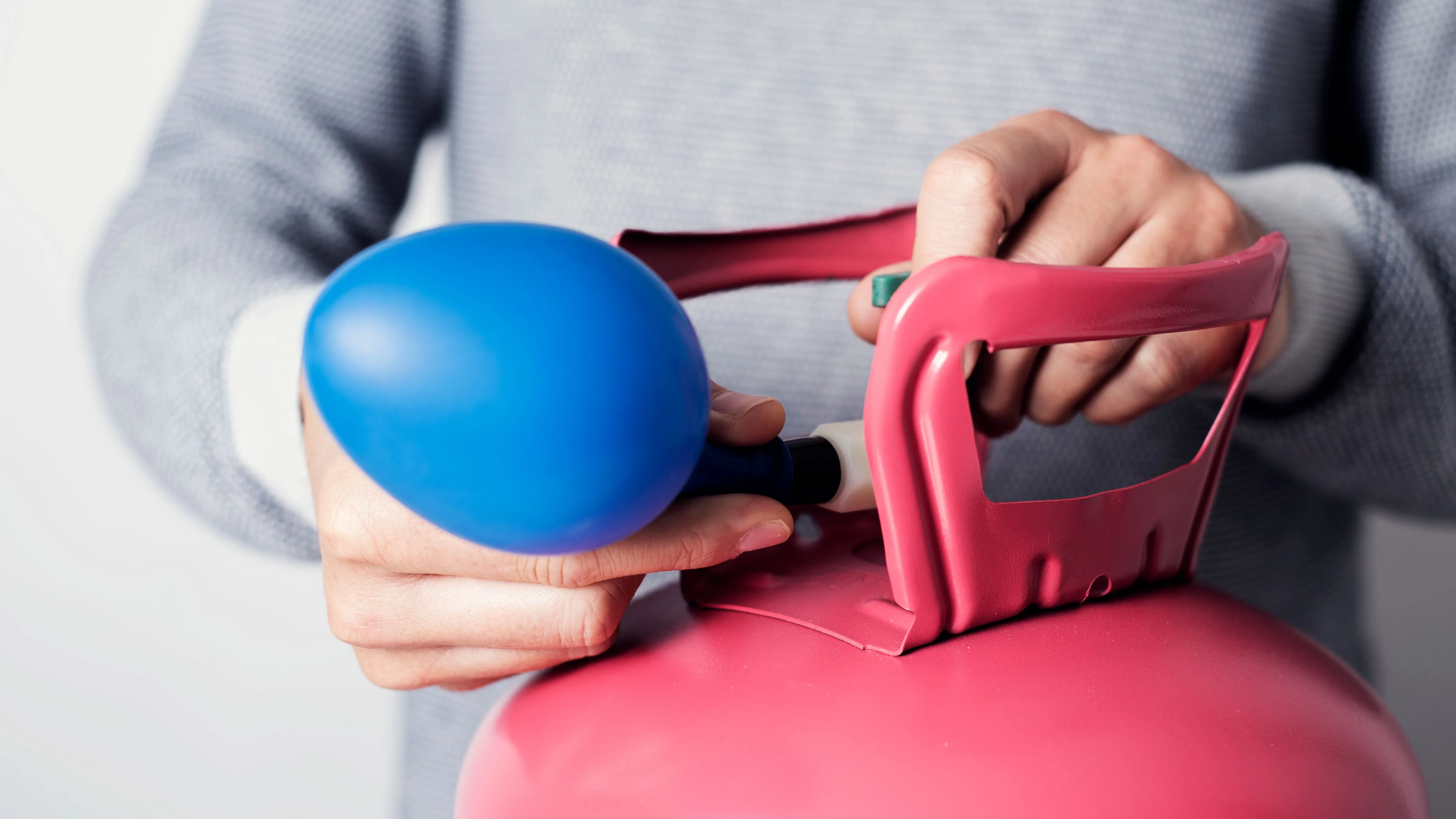 Niña muere tratando de desinflar los globos de su fiesta; la noticia genera discusión en redes sociales