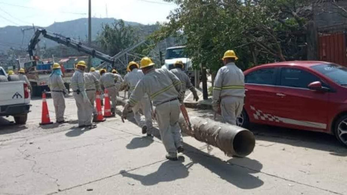 Trabajadores de la CFE denuncian robos en Acapulco durante labores de restablecimiento eléctrico