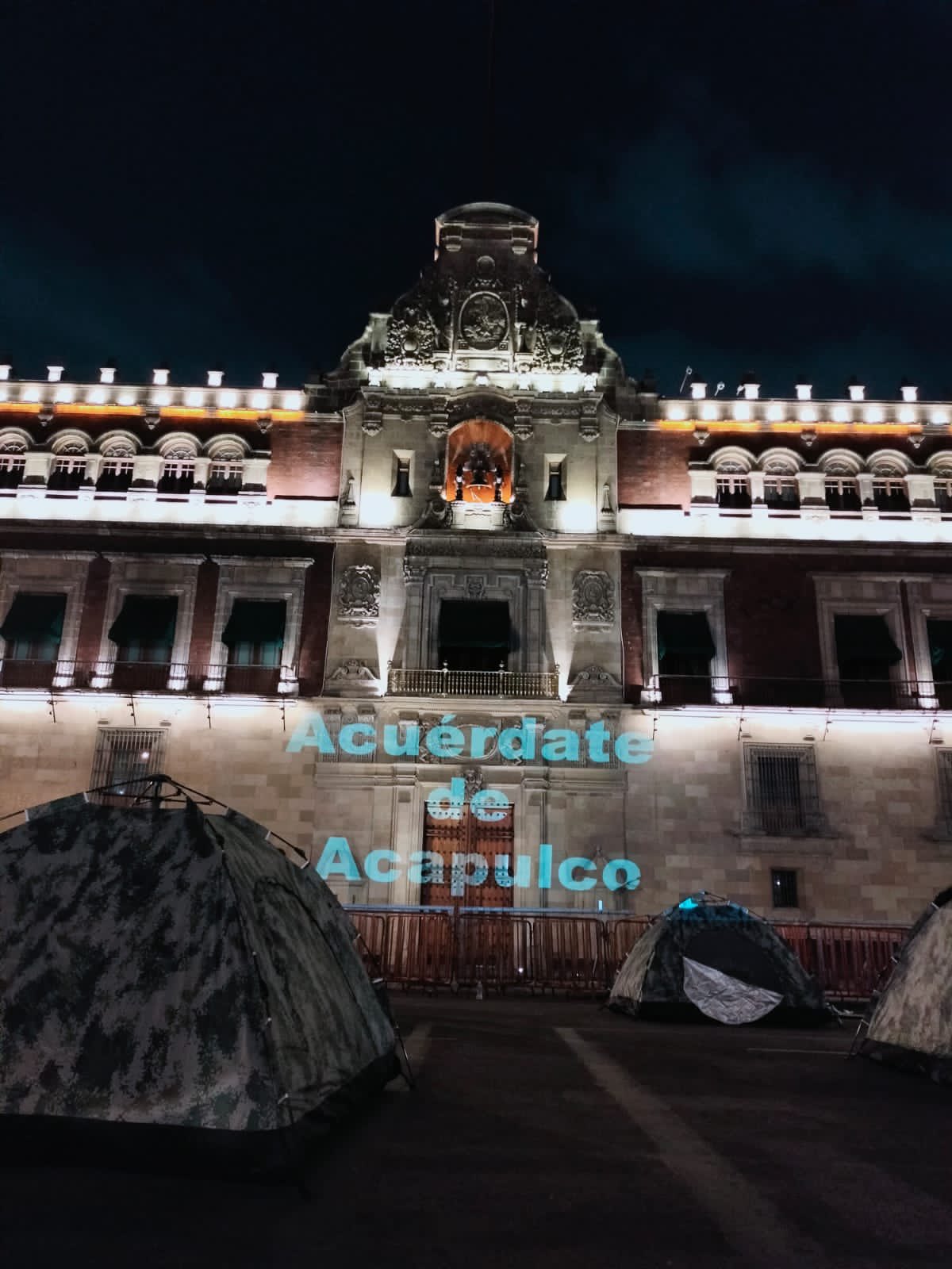 Damnificados de Acapulco Montan Campamento Frente a Palacio Nacional en Demanda de Ayuda