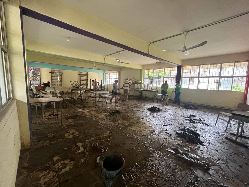 Huracán Otis deja escuelas devastadas; hay 184 mil niños sin clases en Acapulco y Coyuca