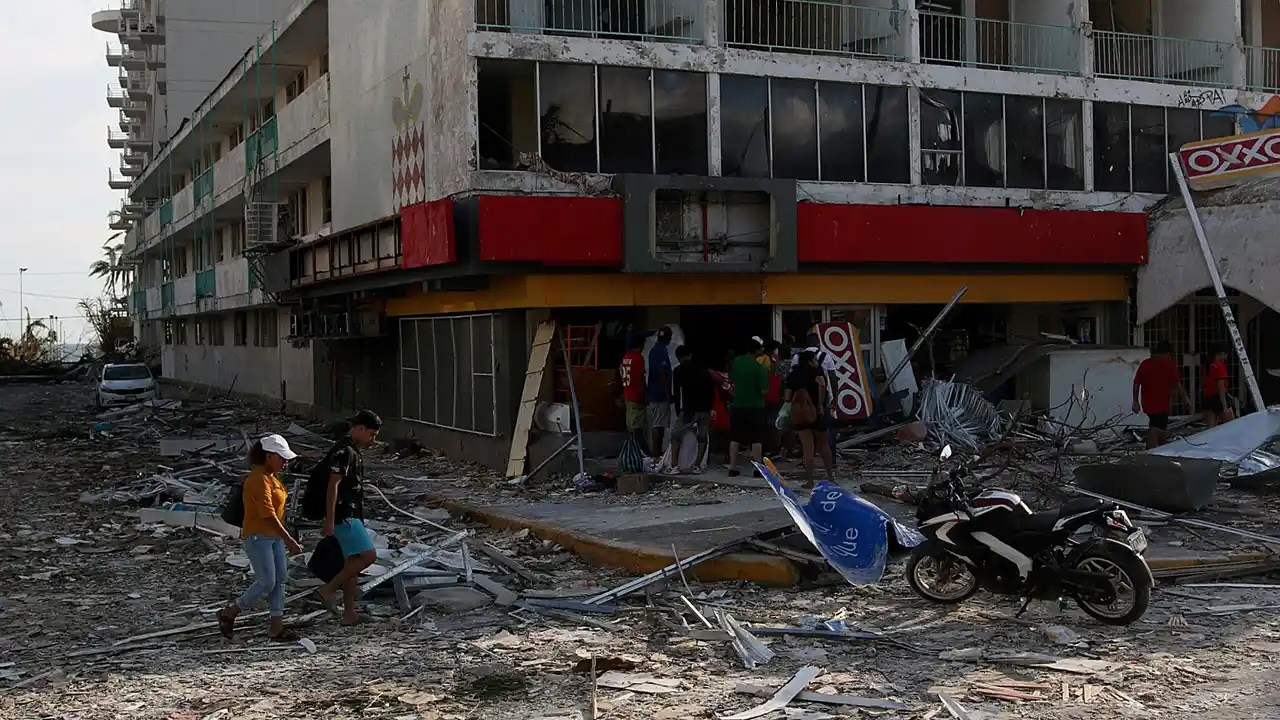 Femsa inicia rehabilitación de tiendas Oxxo en Guerrero después de Otis