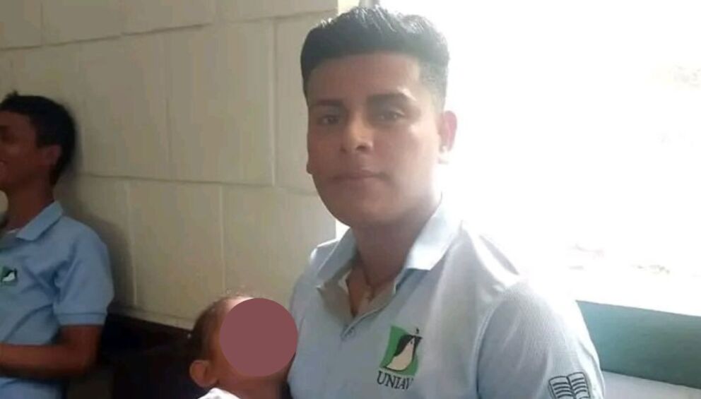 Joven padre conmueve a redes sociales; lleva a su bebé a la universidad para tomar clases