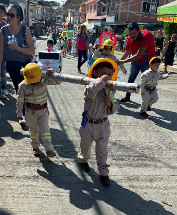 Un brillante homenaje de los pequeños héroes, niños celebran a los trabajadores de CFE en el desfile del 20 de noviembre en el Ocotito