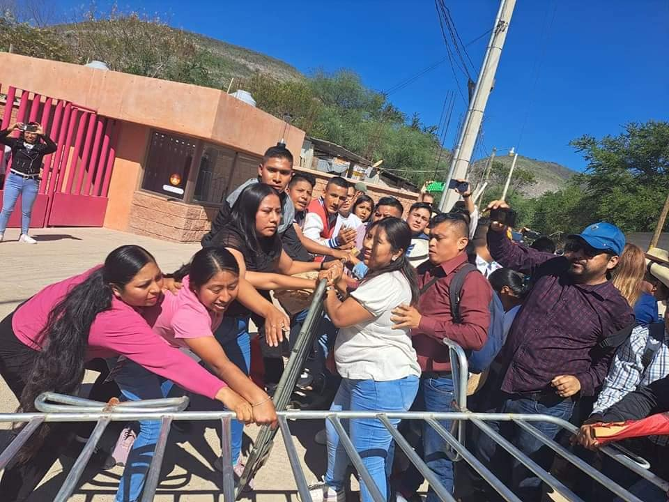 Protesta de maestros de la CETEG interrumpe inauguración del CRIT Teletón en Guerrero