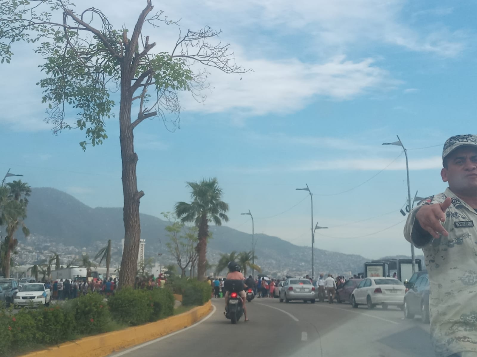 Protesta en la Costera Miguel Alemán, ciudadanos exigen ser censados para programas de ayuda a damnificados