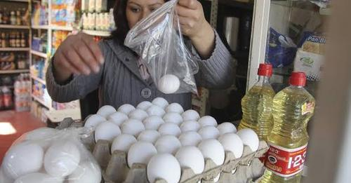 Aumento en el precio del huevo preocupa a consumidores en Zihuatanejo