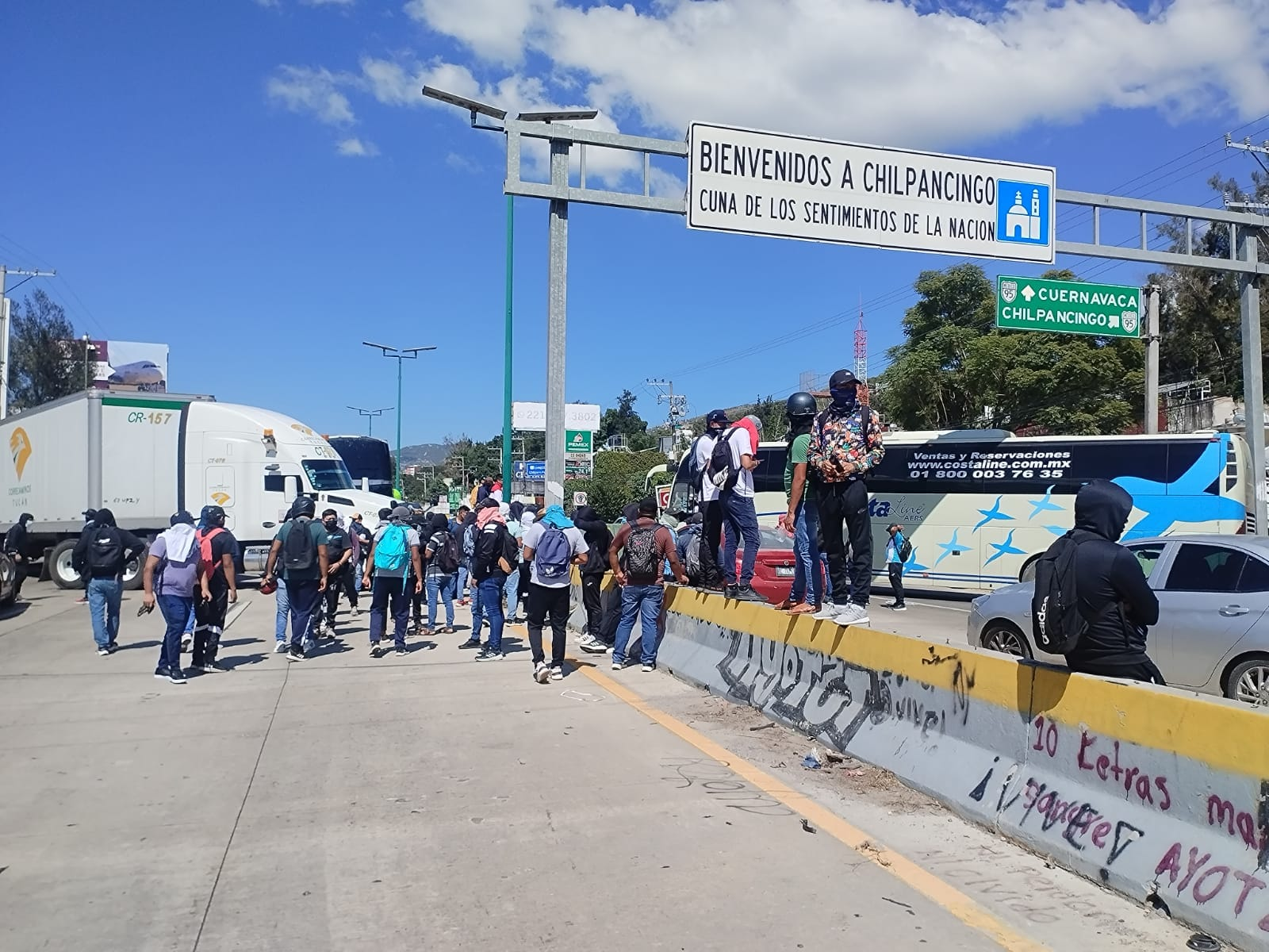 Estudiantes de Ayotzinapa bloquean autopista del sol exigiendo cumplimiento de pliego petitorio