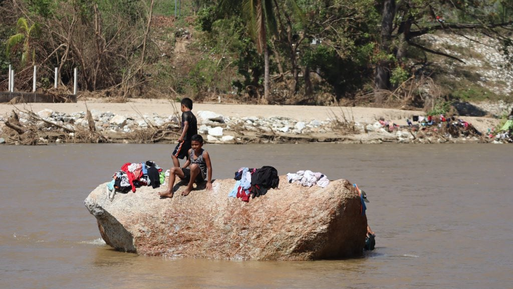 Habitantes y vecinos de colonias aledañas lavan su ropa en el río ante la escasez de agua potable