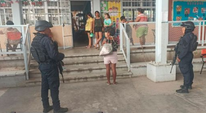 Más de 600 personas en Coyuca de Benítez esperan por ayuda en albergues, tras huracán Otis