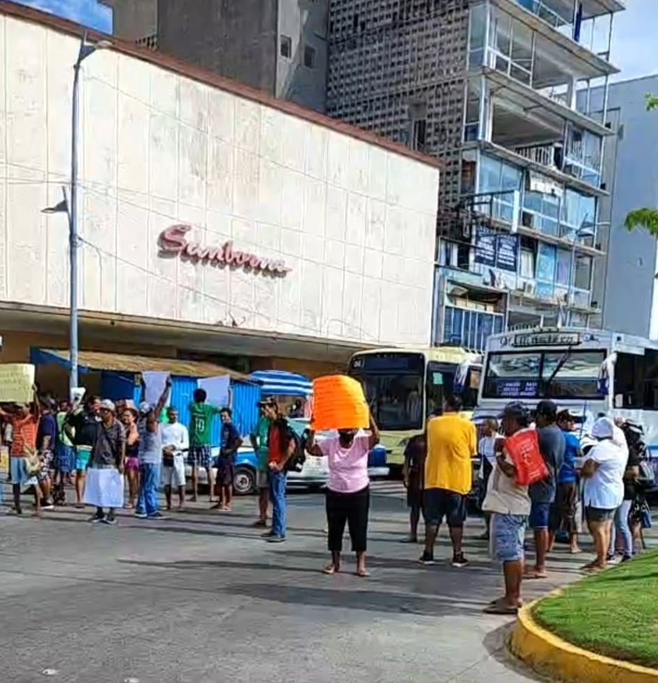 Pescadores bloquean la costera en Acapulco exigiendo pagos pendientes del programa de artes de pesca