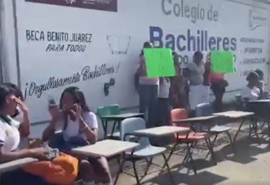 Estudiantes del CBTIS La máquina tomaron clases en la calle para exigir reparaciones en su escuela