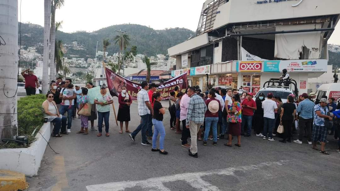 Bloquean frente a la Base Naval durante la conferencia mañanera del Presidente López Obrador