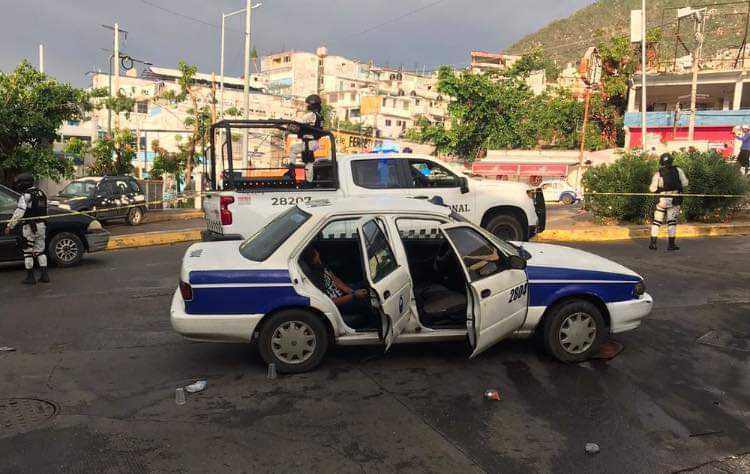 Hombre amarrado es abatido a balazos en un Taxi en Acapulco