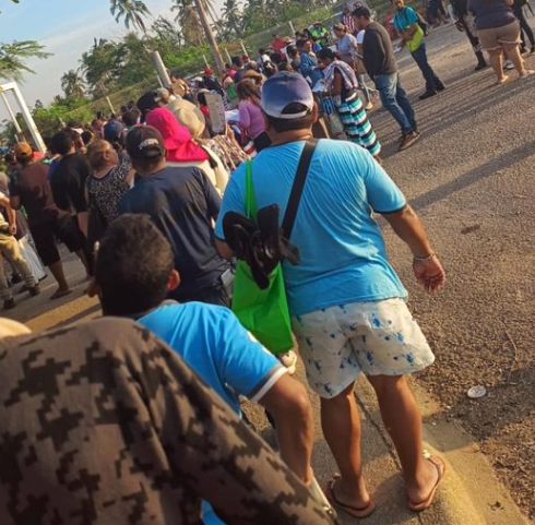 Largas Filas en Acapulco para Recibir Despensas Navideñas