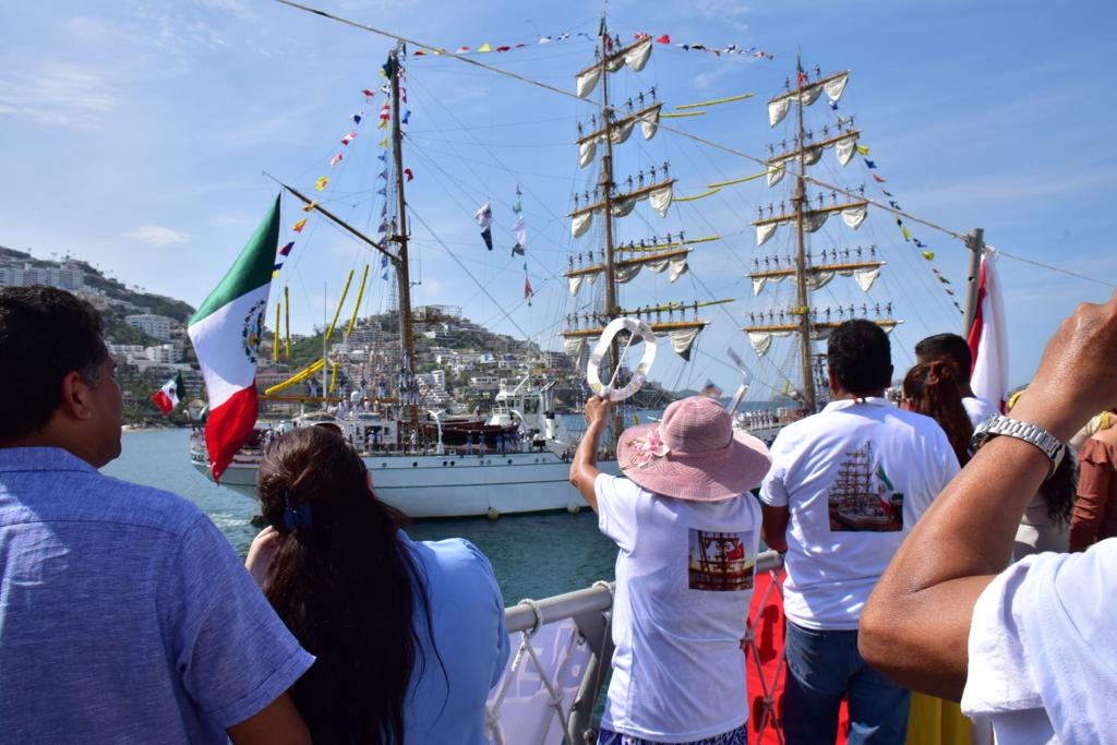 Regreso triunfal del velero Cuauhtémoc, mensajero de paz y unión