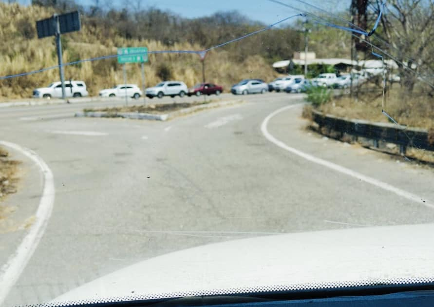 Éxodo de vacacionistas genera kilométrica fila en carretera de Zihuatanejo