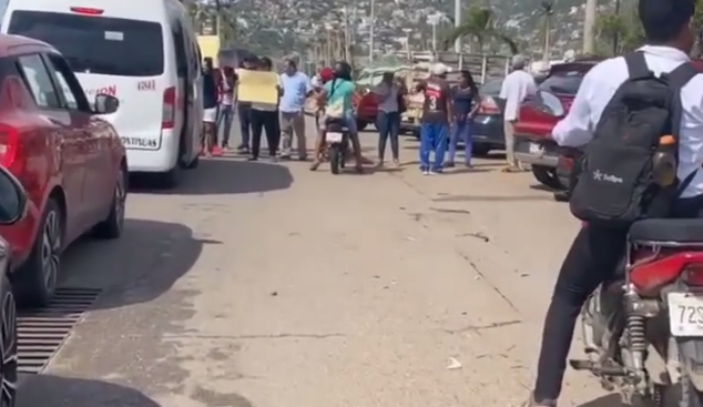 Maestros de preparatorias populares bloquearon Bulevar en Acapulco por falta de pago