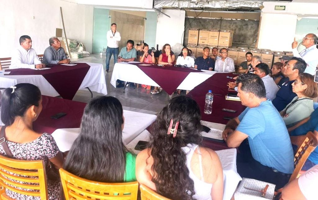 Trabajadores de la Universidad Americana de Acapulco buscan soluciones con el secretario del trabajo