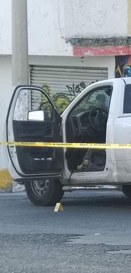 Encuentran hombre abatido a tiros en camioneta de la CAPAMA