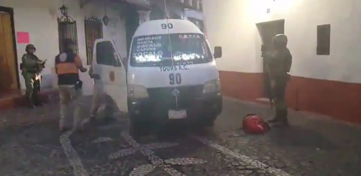 Violento ataque en Taxco, un muerto y una mujer herida en atentado a combi