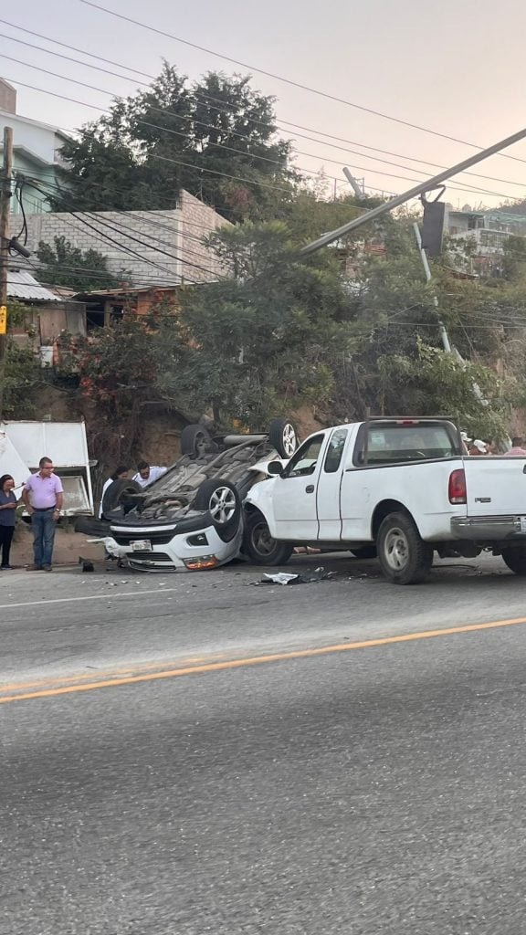 Choque en Acapulco deja dos personas lesionadas