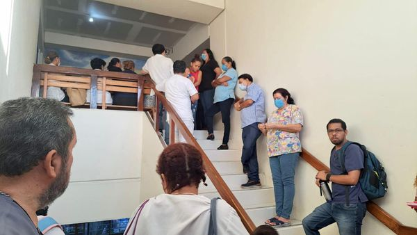 Trabajadores del Hospital General IMSS Bienestar cierran áreas en protesta por presunto maltrato laboral