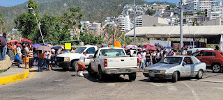 Bloqueo en la avenida Costera Miguel Alemán: Ciudadanos exigen pago por daños del huracán Otis