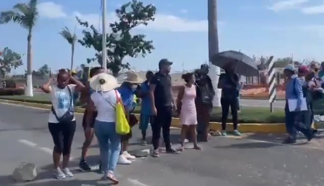 Damnificados por el huracán Otis bloquean bulevar de las Naciones en protesta por incumplimiento de reunión