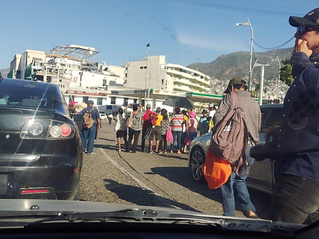 Grupo de personas no censadas ya iniciaron bloqueo en la avenida Costera Miguel Alemán