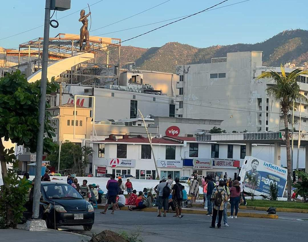 Ya son dos días de bloqueo en la Costera Miguel Alemán