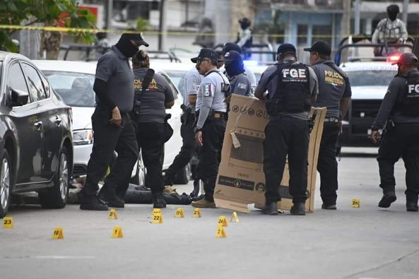 Dos Hombres Abatidos a Balazos en Plena Luz del Día frente a las hamacas en Acapulco