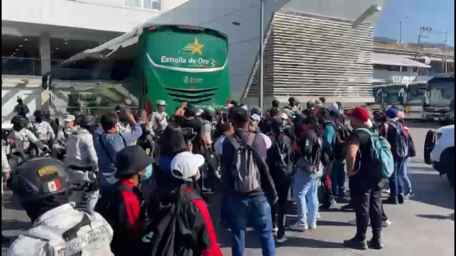 Guardia Nacional Contiene a Estudiantes Normalistas en Acapulco