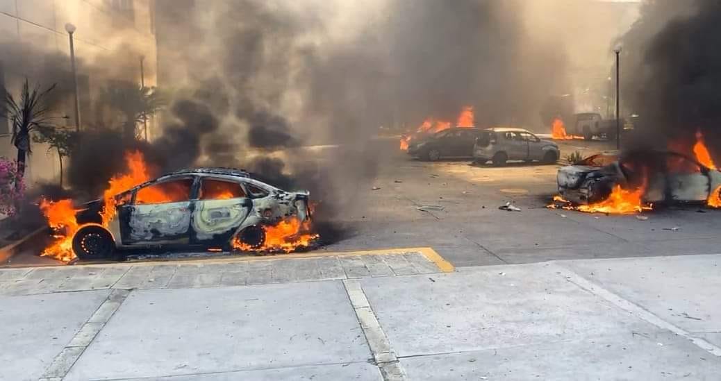 Estudiantes de Ayotzinapa causan destrozos en la Fiscalía General del Estado de Guerrero en Chilpancingo
