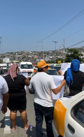 Transportistas bloquean carretera en protesta por asesinato de colega