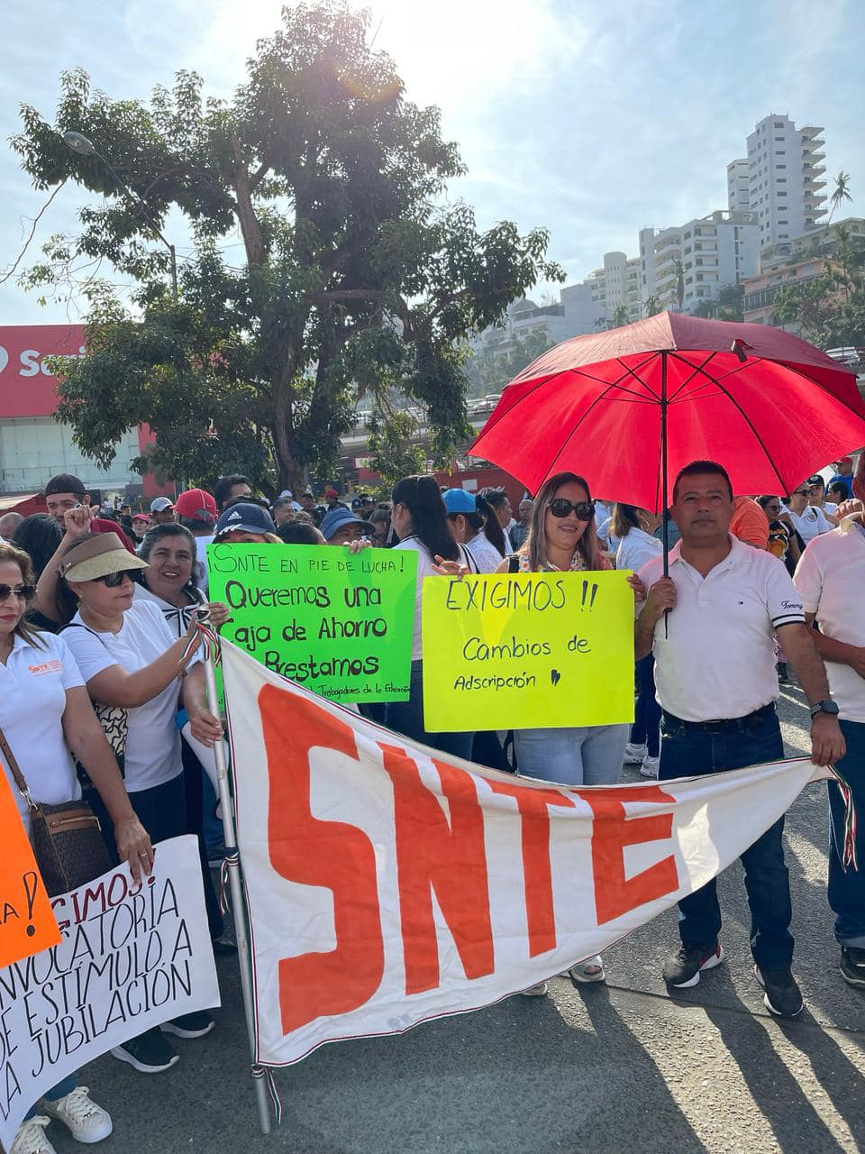 Maestros de la Sección 14 del SNTE protestan frente a la Secretaría de Educación de Guerrero