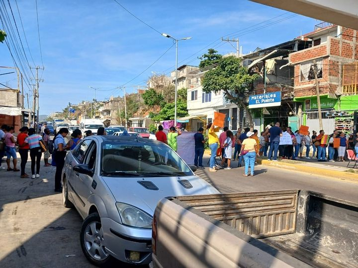 Protestan en Acapulco por la reconstrucción de Escuela Secundaria 152 en Diamante