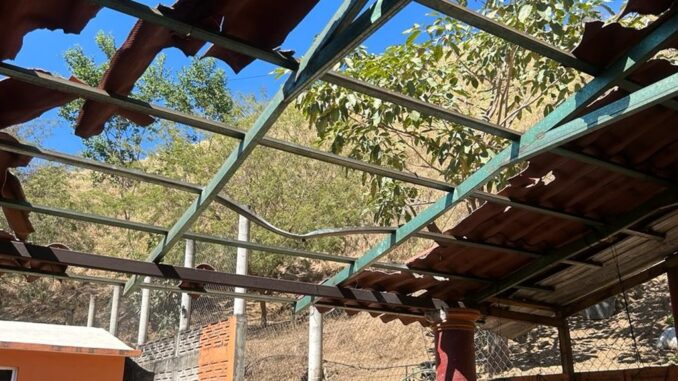 Presuntos miembros de La Familia Michoacana atacan comunidades en la sierra de Petatlán con drones