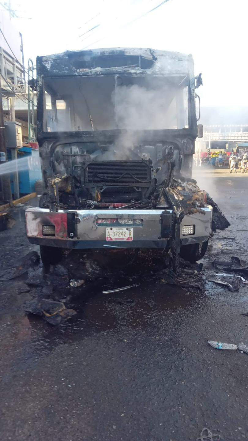 Bomberos de Acapulco sofocan incendio de camión de transporte público en avenida Constituyentes