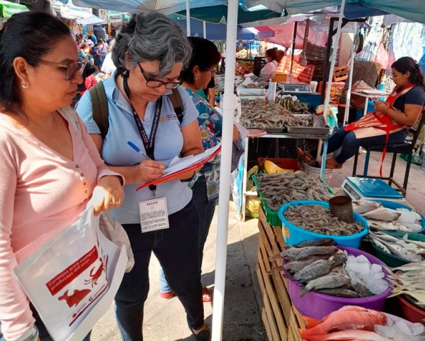 Autoridades de Salud en Guerrero supervisan expendios de pescados y mariscos durante Semana Santa