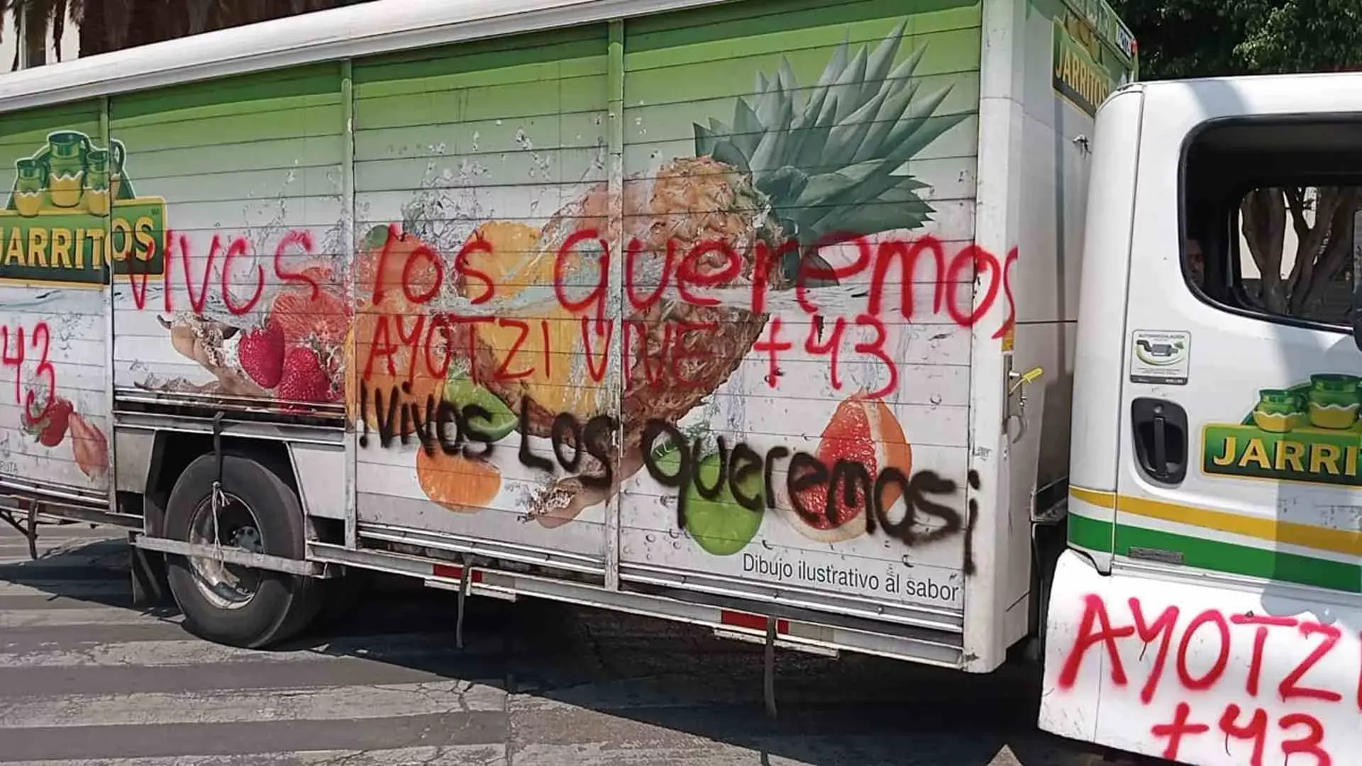 Normalistas de Ayotzinapa culminan jornada de protesta con movilización al Zócalo de cdmx